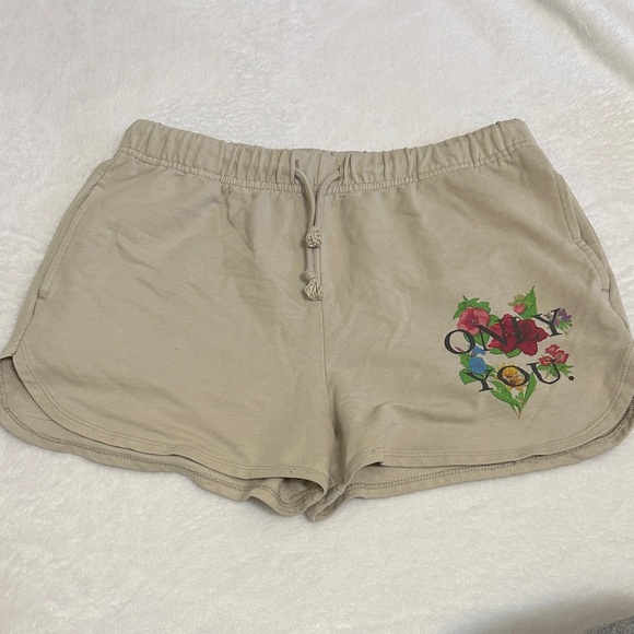 Source Unknown Beige Athletic Shorts with Floral Heart Design - Picture 1 of 3